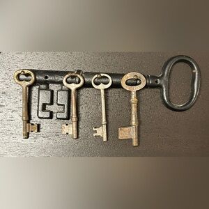 Hanging Skeleton Key Holder with Skeleton Keys